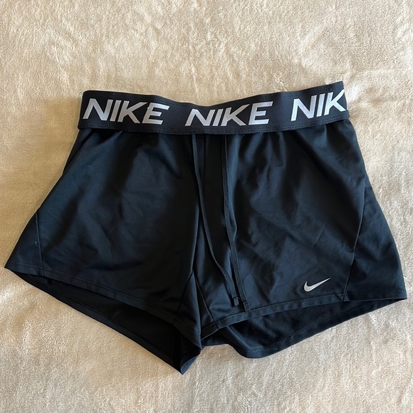 Nike shorts - Picture 1 of 3